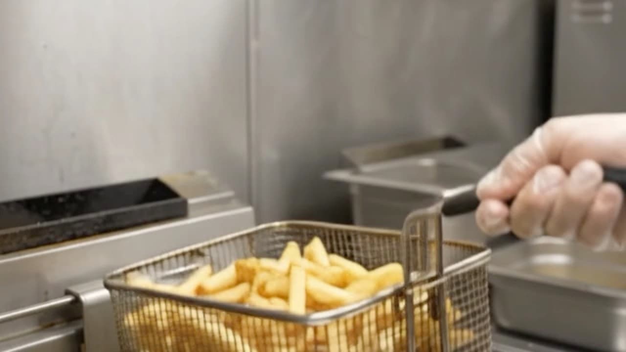 Verse patat uit de frituur bij Snackbar De Schagenaar